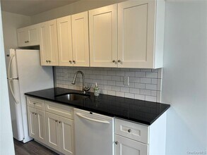 51 Whalers Cove Dr in Babylon, NY - Building Photo - Building Photo