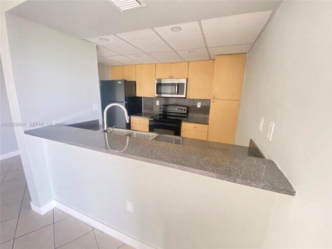 7125 NW 186th St in Hialeah, FL - Foto de edificio - Building Photo