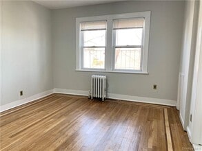 10 Oakridge Pl in Eastchester, NY - Building Photo - Building Photo