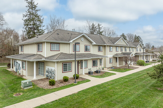 Park Meadows Apartments in South Haven, MI - Foto de edificio - Primary Photo