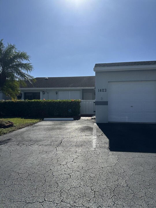 2640 Gately Dr W in West Palm Beach, FL - Building Photo