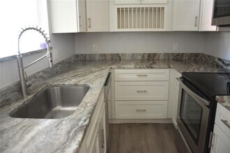 670 16th Ave S in St. Petersburg, FL - Building Photo - Building Photo