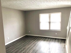 5700 Crossing Ct, Unit 4 in Columbus, OH - Building Photo - Building Photo