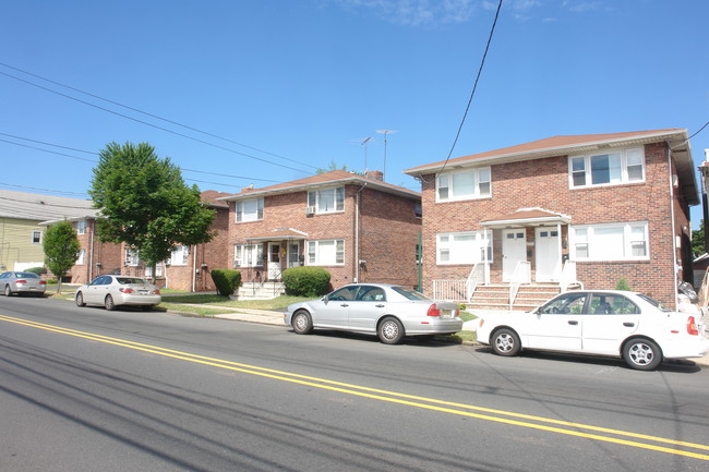 711-725 E Elizabeth Ave in Linden, NJ - Building Photo - Building Photo