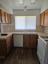 948 Rosewood Ln in Lemoore, CA - Building Photo - Building Photo