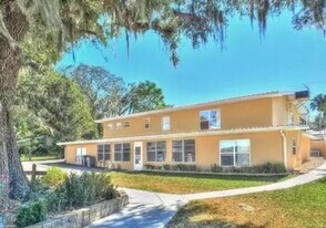 15848 Lake Iola Rd, Unit Unit 5 in Dade City, FL - Building Photo