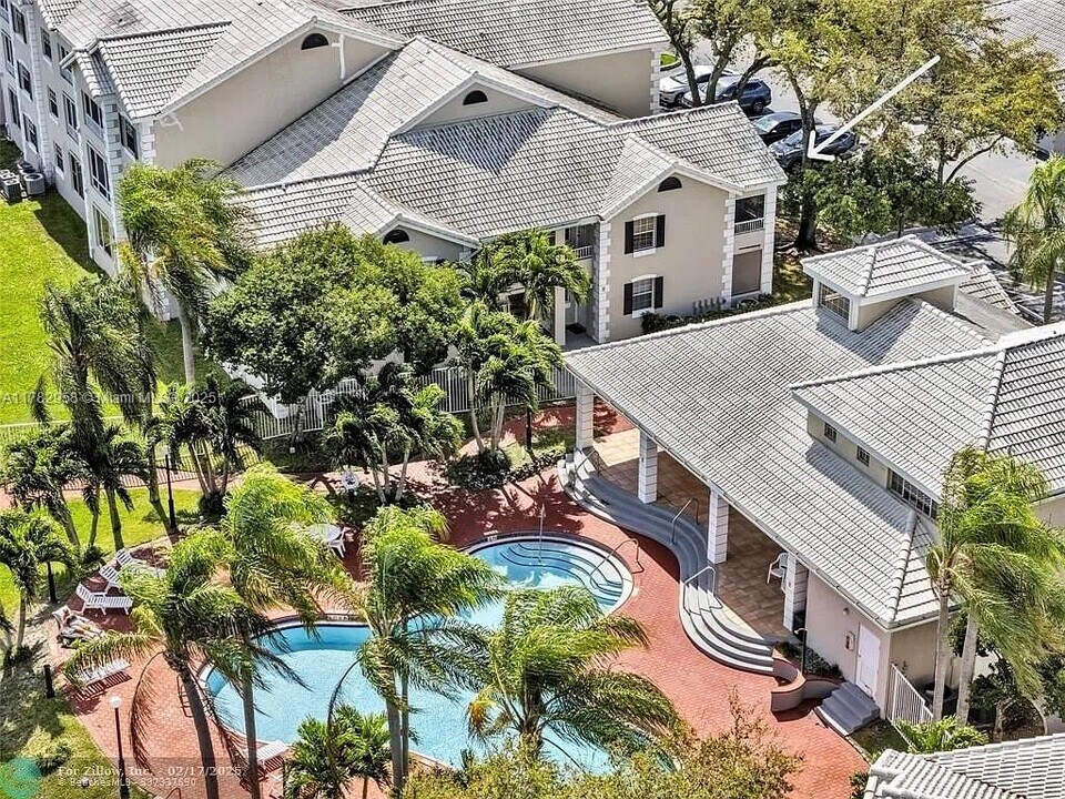 2880 N Oakland Forest Dr, Unit 311 in Oakland Park, FL - Building Photo