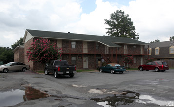 10000 W Markham St in Little Rock, AR - Building Photo - Building Photo