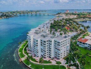 6105 Bahia Del Mar Cir N in St. Petersburg, FL - Foto de edificio - Building Photo