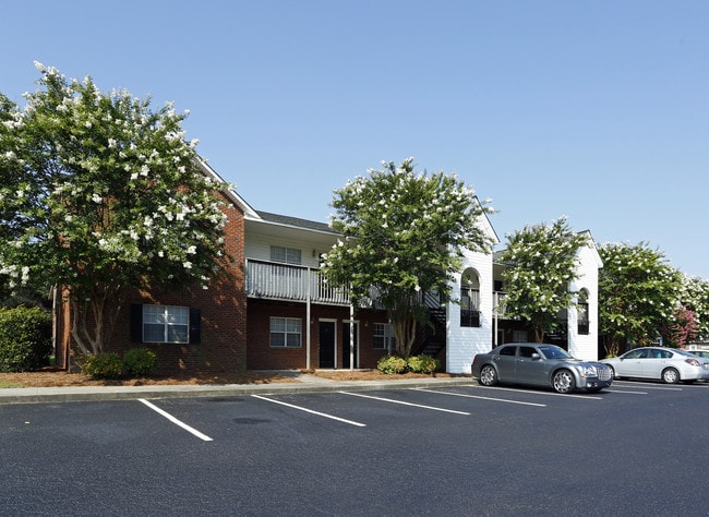 Paladin Apartments in Greenville, NC - Foto de edificio - Building Photo