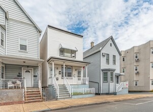 9 W 15th St in Bayonne, NJ - Building Photo - Building Photo
