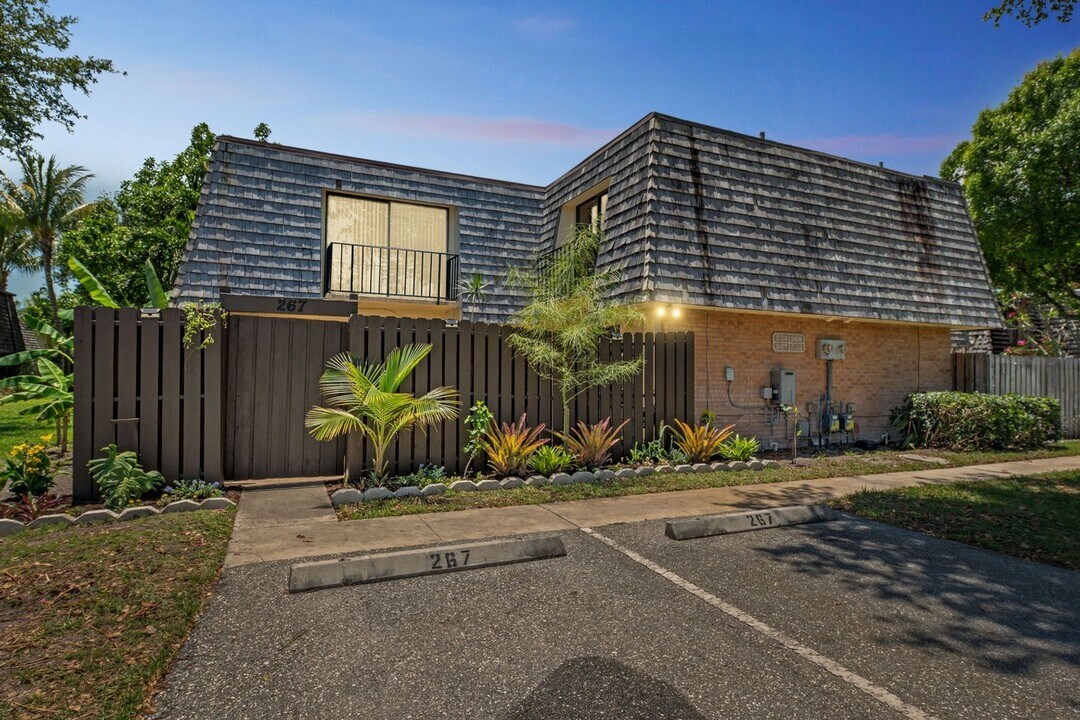 267 Arabian Rd in Palm Springs, FL - Building Photo