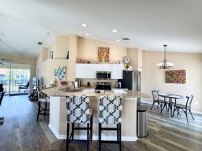 4960 Deerfield Way in Naples, FL - Foto de edificio - Building Photo