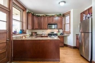 1225 W Montana St in Chicago, IL - Building Photo - Interior Photo