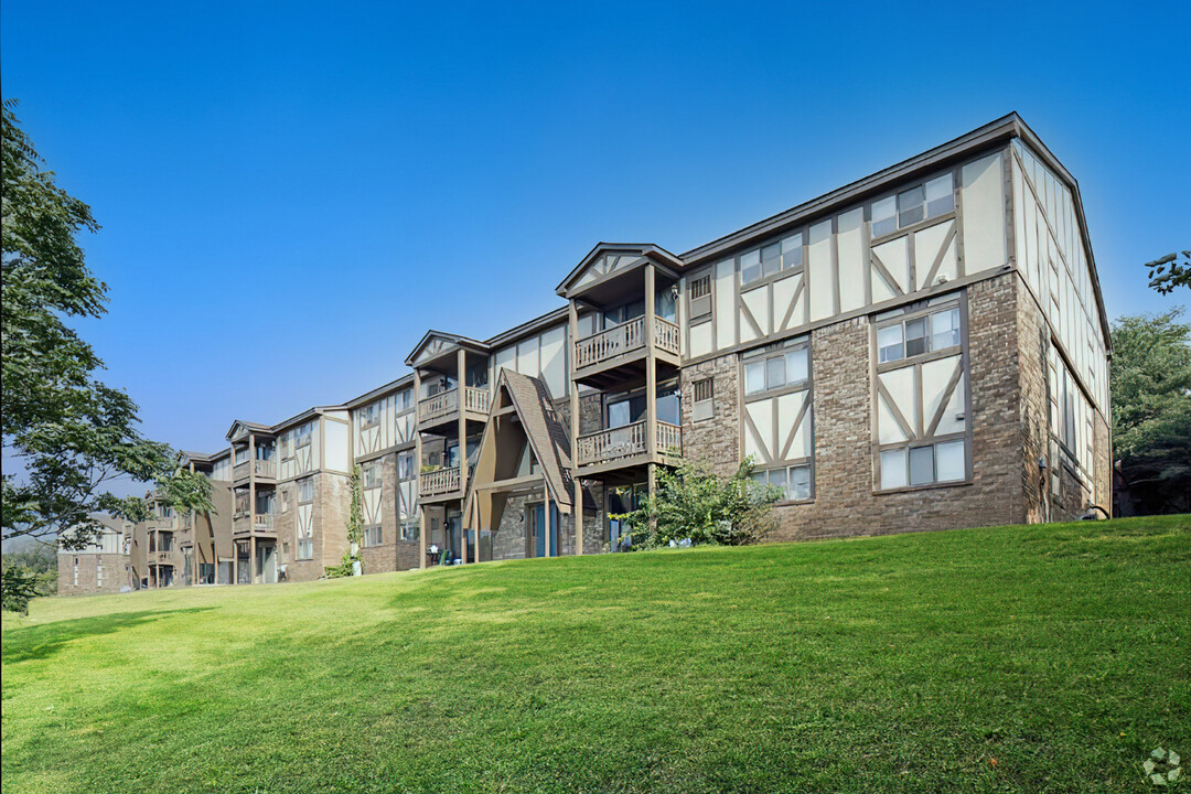 Chalet Villa Lakefront Community in Clarkston, MI - Foto de edificio