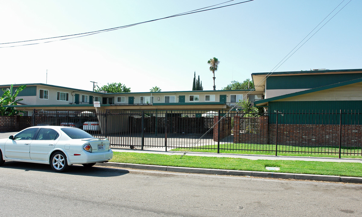 4776 E Clay Ave in Fresno, CA - Foto de edificio