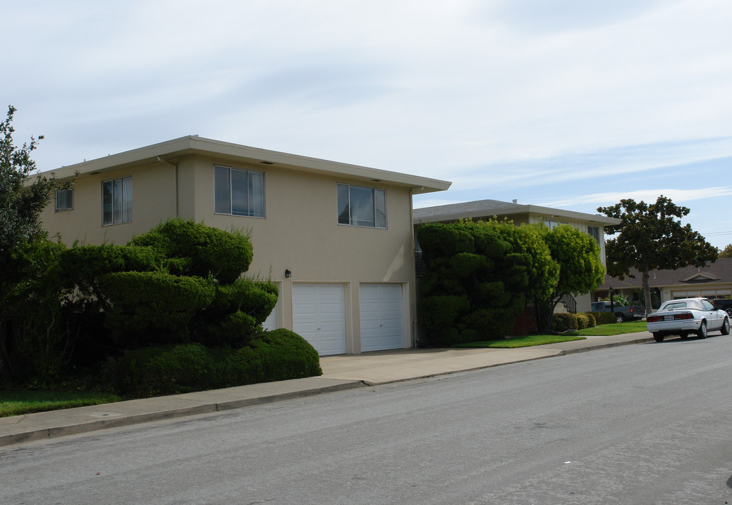 1702 Sequoia Ave in Burlingame, CA - Building Photo