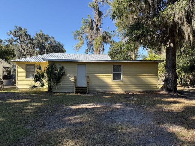 656 NE Lake Dr in Lake City, FL - Building Photo - Building Photo