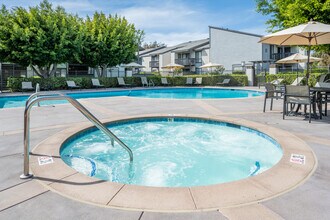 Park Mesa Villas in Costa Mesa, CA - Foto de edificio - Building Photo