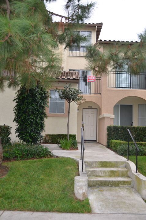 1202 Elk Grv in Irvine, CA - Building Photo