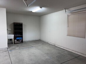 2085 Hedgerow Ave in Redding, CA - Building Photo - Building Photo