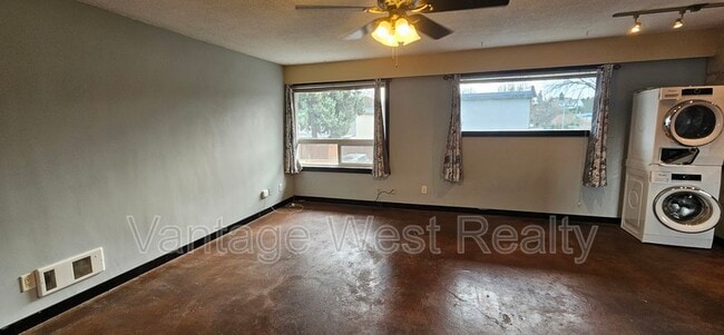 1292-1292 Lawrence Ave in Kelowna, BC - Building Photo - Building Photo