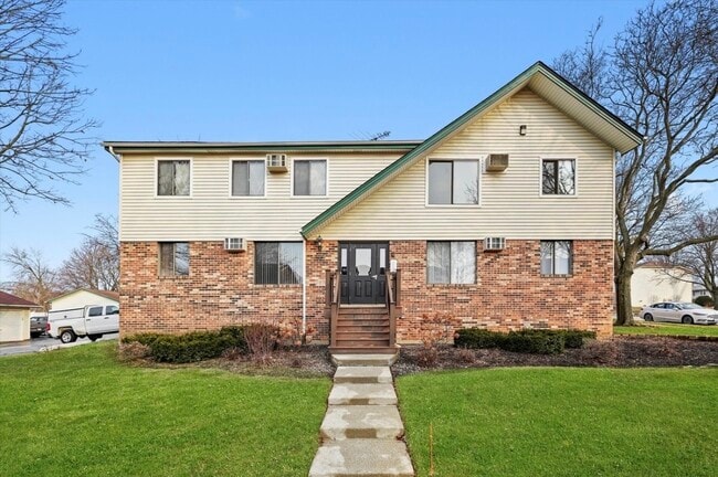 2710 Northcreek Dr, Unit 1804 in Woodridge, IL - Foto de edificio - Building Photo