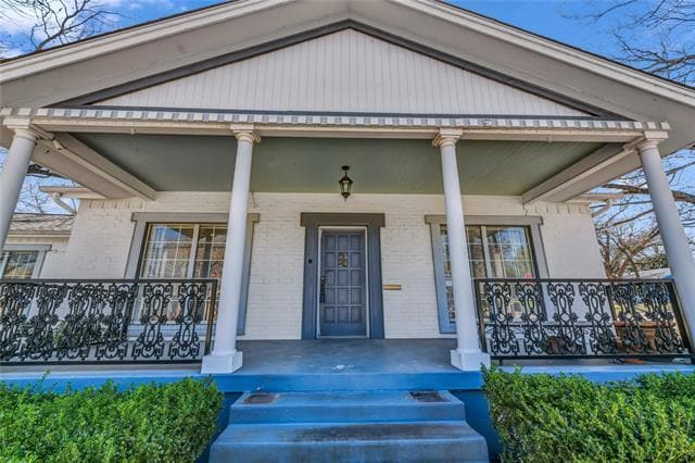 property at 415 W Couts St