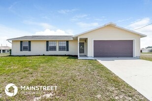 721 NW Douglas Cir in Cape Coral, FL - Building Photo