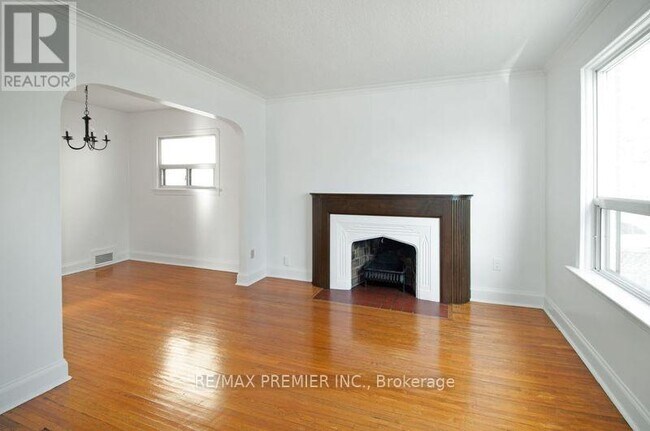 16 Newton Dr in Toronto, ON - Building Photo - Building Photo
