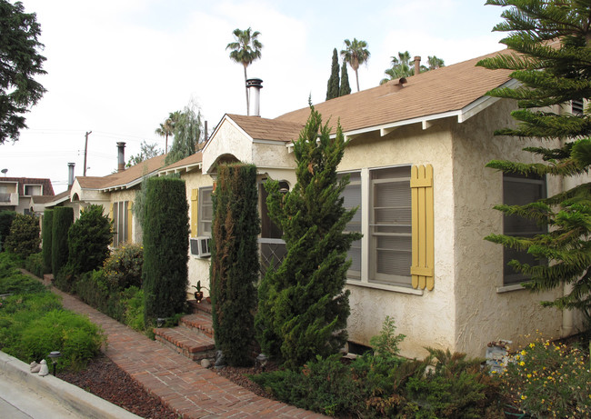 2435 Mohawk St in Pasadena, CA - Foto de edificio - Building Photo