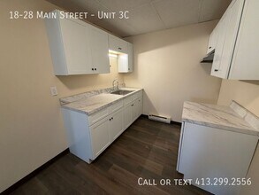 18-28 Main St in South Hadley, MA - Building Photo - Building Photo