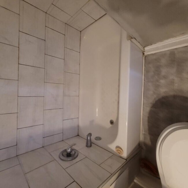 1672 Lockwood Ave in East Cleveland, OH - Building Photo - Building Photo