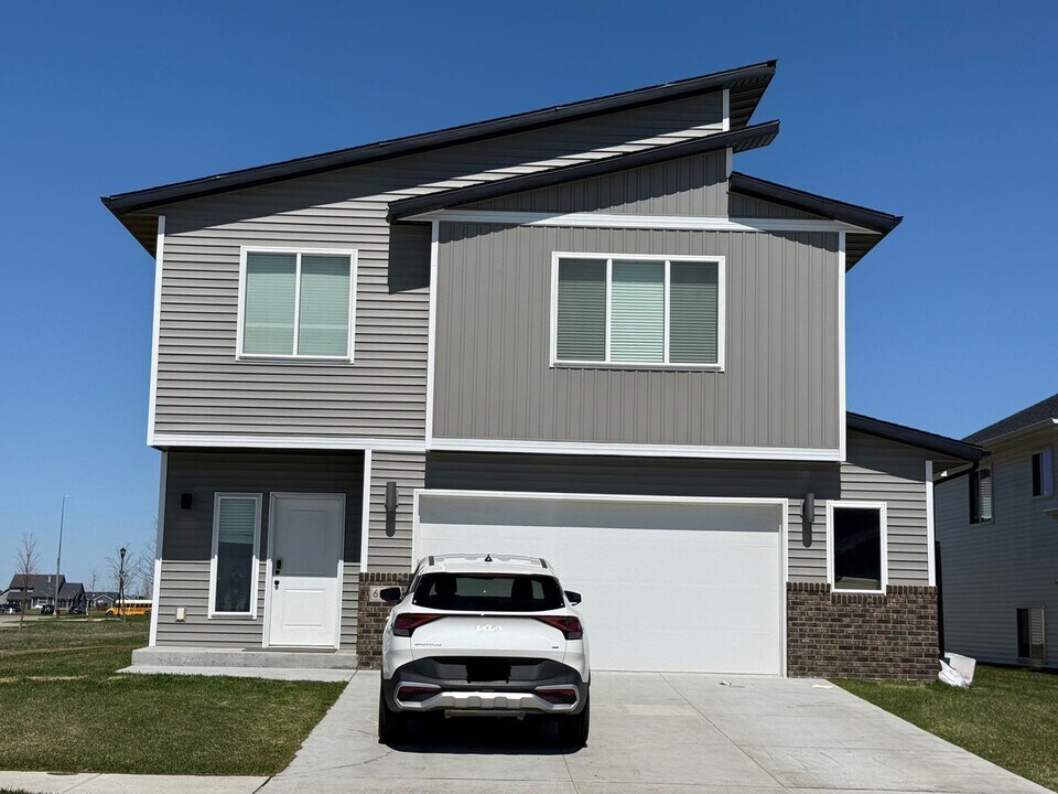 6048 79th Ave S in Horace, ND - Building Photo