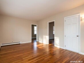 23 Randou Dr in Huntington, NY - Building Photo - Building Photo
