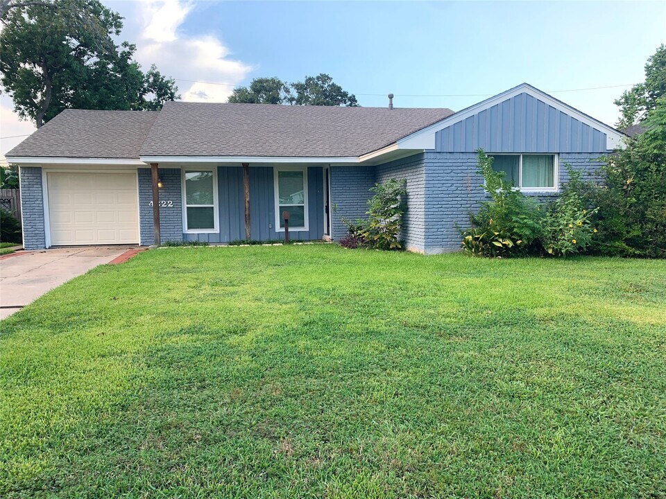 4322 Kingfisher Dr in Houston, TX - Building Photo