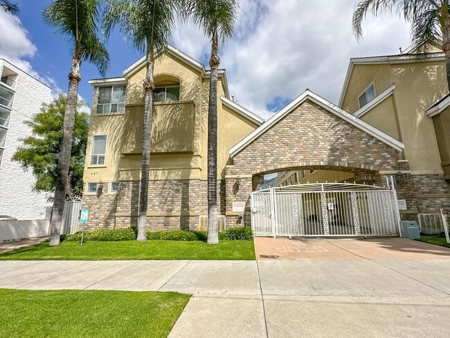 property at 427 W Doran St