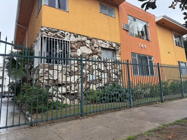 749 S Berendo St in Los Angeles, CA - Building Photo - Building Photo