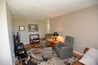 Pickering Tower Apartments in Amherstburg, ON - Building Photo - Building Photo