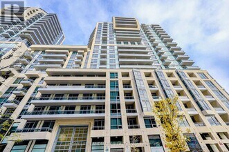 9205 Yonge St in Richmond Hill, ON - Building Photo - Building Photo