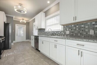 2144 Lakeside Dr in Louisville, KY - Building Photo - Building Photo