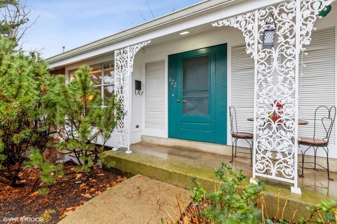 622 Carriage Hill Dr in Glenview, IL - Building Photo