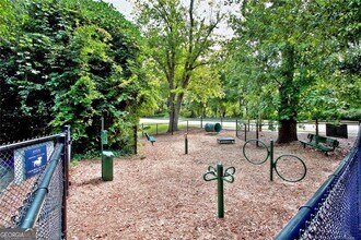 240 E Belle Isle Rd NE in Sandy Springs, GA - Building Photo - Building Photo