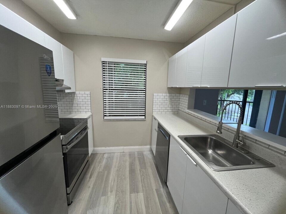 3400 Foxcroft Rd in Miramar, FL - Building Photo
