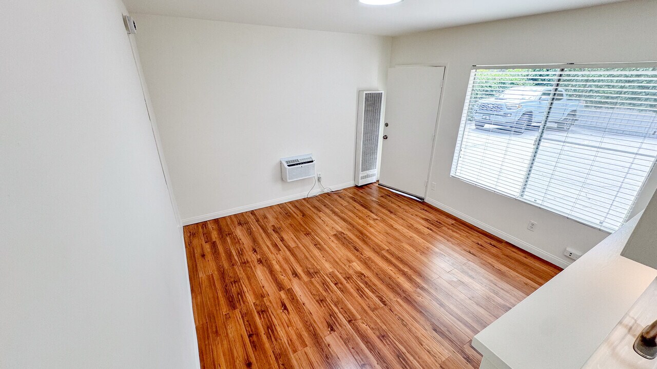 03376DE in Los Angeles, CA - Building Photo