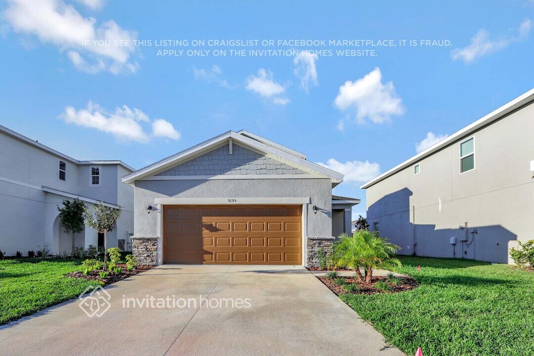 5155 Sea Mist Ln in Zephyrhills, FL - Foto de edificio