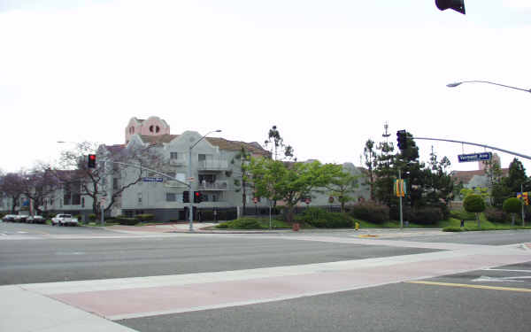 Twin Towers Apartments in Paramount, CA - Building Photo - Building Photo