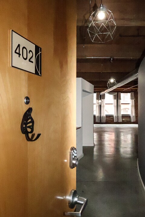 1015 Washington Ave, Unit #401 in St. Louis, MO - Building Photo