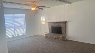 7221 W Cleburne Rd in Fort Worth, TX - Building Photo - Building Photo