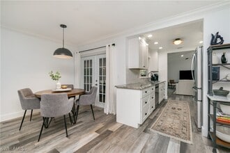 1320 Lake Shore Dr in Naples, FL - Building Photo - Building Photo